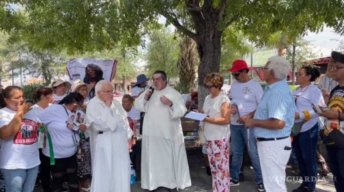 $!El sacerdote Paulo Sánchez dirigió un mensaje a los colectivos de búsqueda reunidos en la plaza, en compañía de Fray Raúl Vera López.