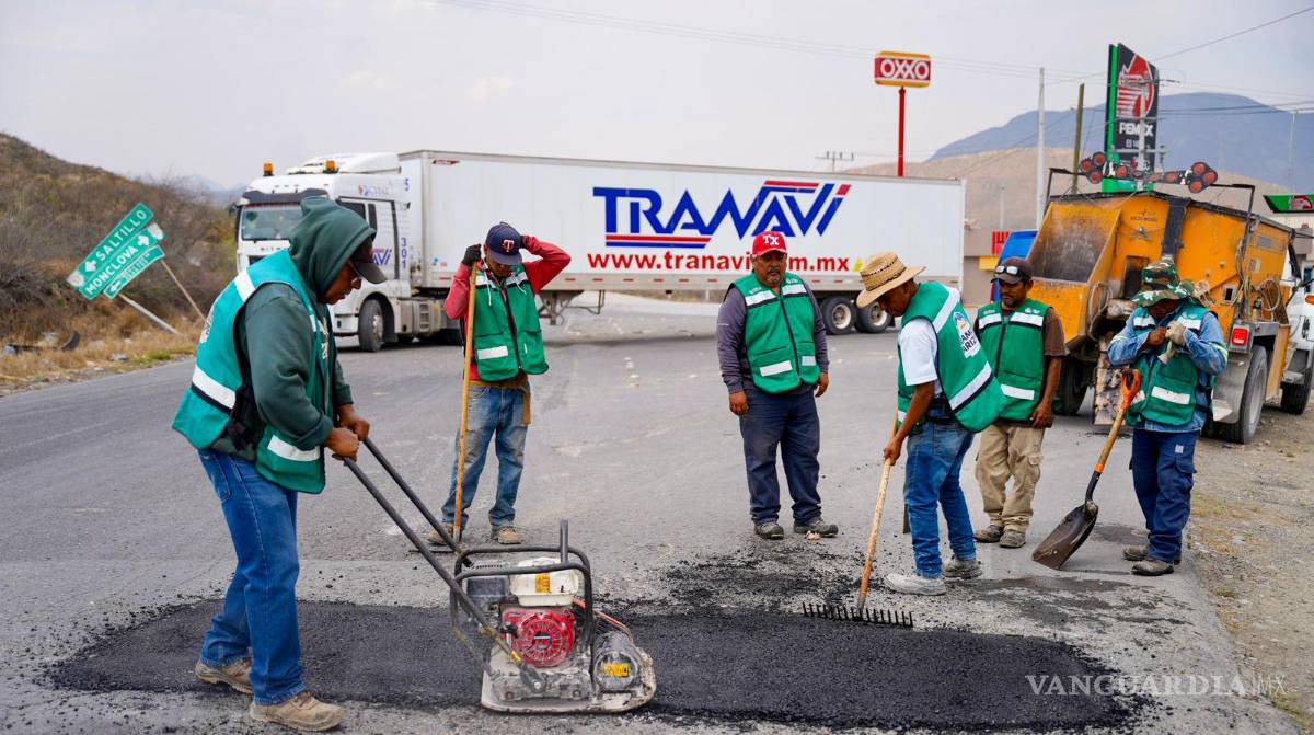 $!Personal de Bacheo intervino vialidades de colonias, zonas industriales y avenidas de alta circulación para mejorar las condiciones de tránsito.