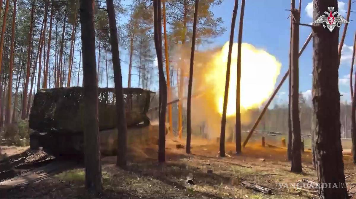 $!Un tanque ruso T-90 dispara contra fuerzas ucranianas desde un punto no revelado en Ucrania.