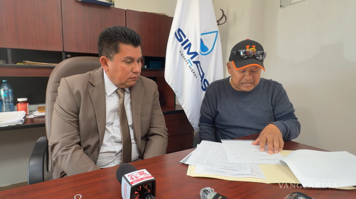 $!Lorenzo Menera, izquierda, durante la presentación del diagnóstico de la red de drenaje.