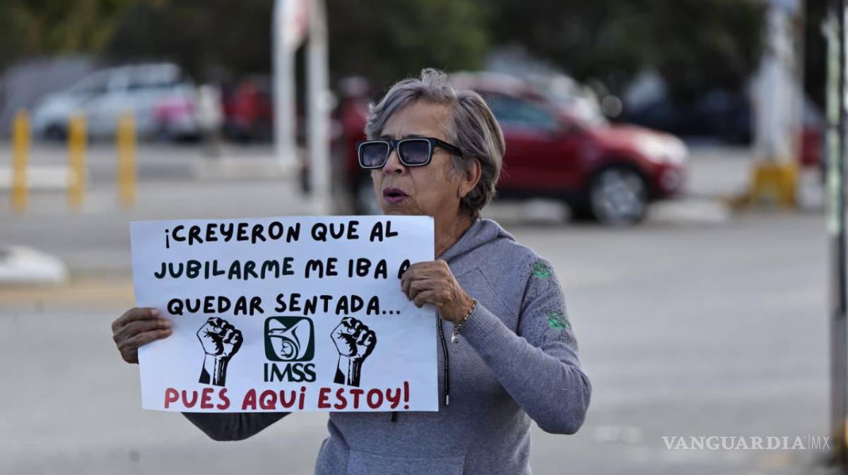 $!Jubiladas y jubilados del instituto participaron en la protesta para exigir un retiro digno y mostrar que continúan en la lucha por sus derechos.