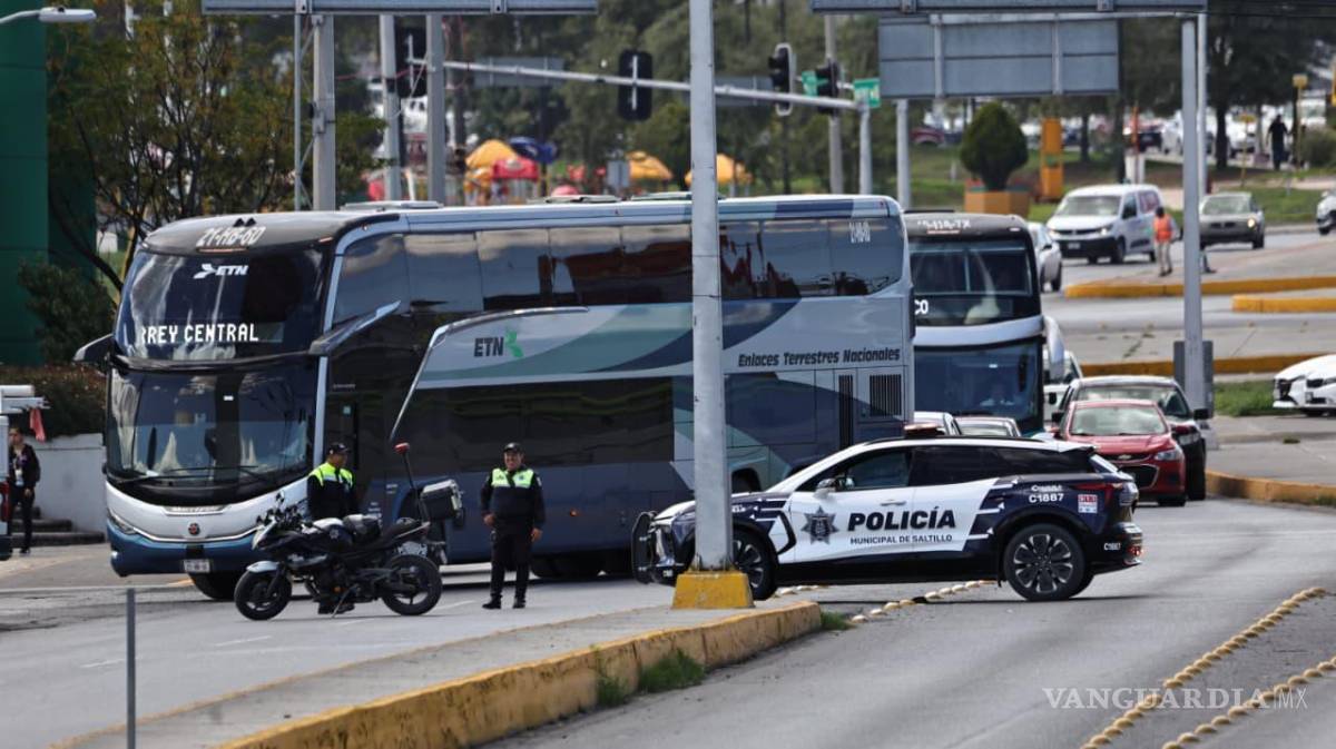 $!Elementos de la Policía Municipal abanderaron la zona del Periférico para desviar la circulación vehicular durante el bloqueo.