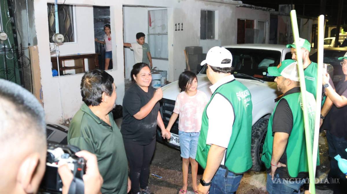 $!Protección Civil y Mejora Coahuila trabajan en la extracción de agua acumulada en viviendas.