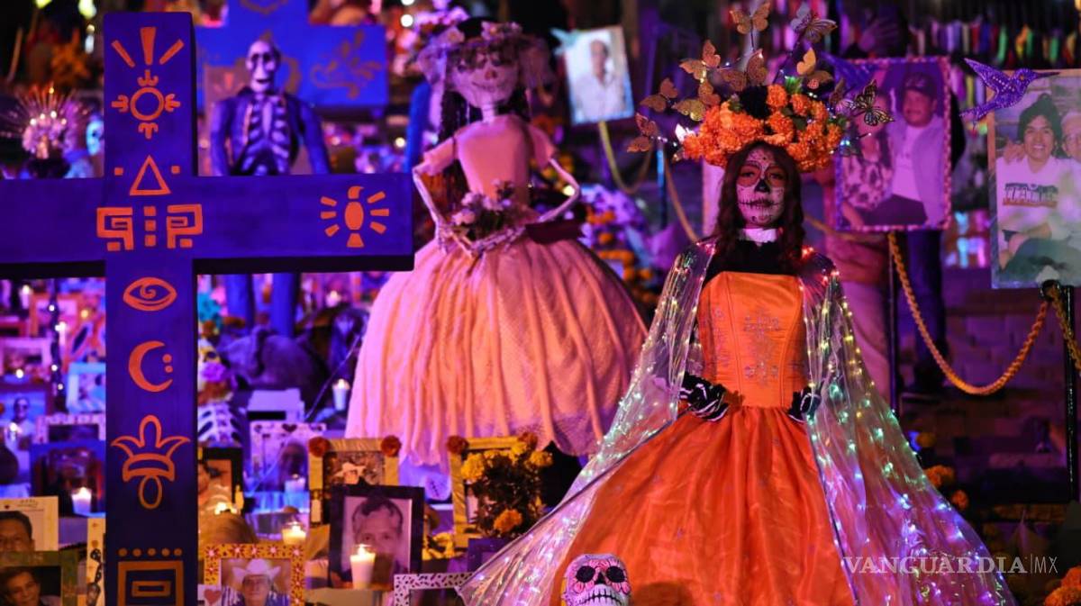$!Reúne altar monumental memoria y tradición en el Barrio de Santa Anita