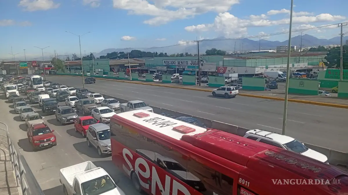 $!Largas filas de vehículos se registran en los carriles del Periférico Luis Echeverría debido al bloqueo de los trabajadores del IMSS.