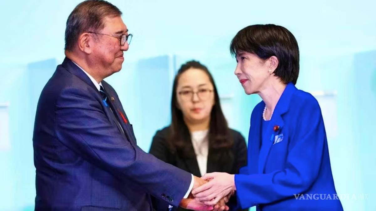 $!La recién elegida líder del PLD de Japón, Sanae Takaichi (derecha), estrecha la mano del primer ministro Shigeru Ishiba tras ganar las elecciones en Tokio, Japón.