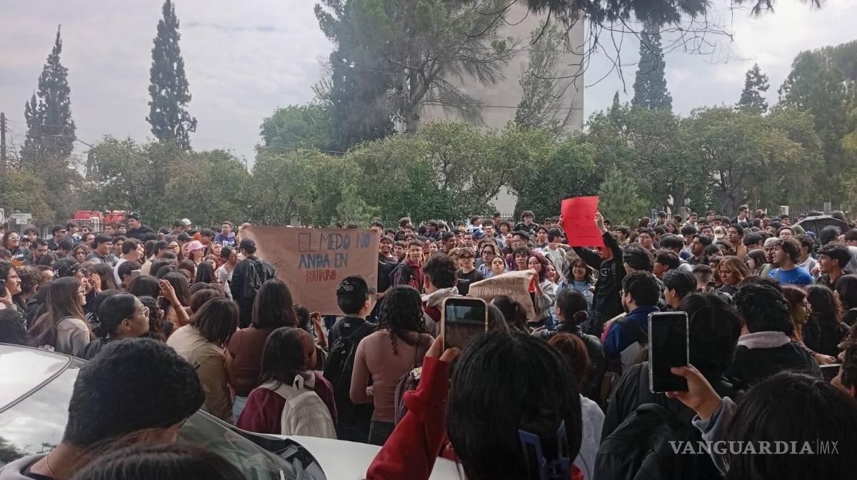 $!Cientos de estudiantes del TecNM mantienen cerrada la circulación vehicular sobre el Bulevar Venustiano Carranza.