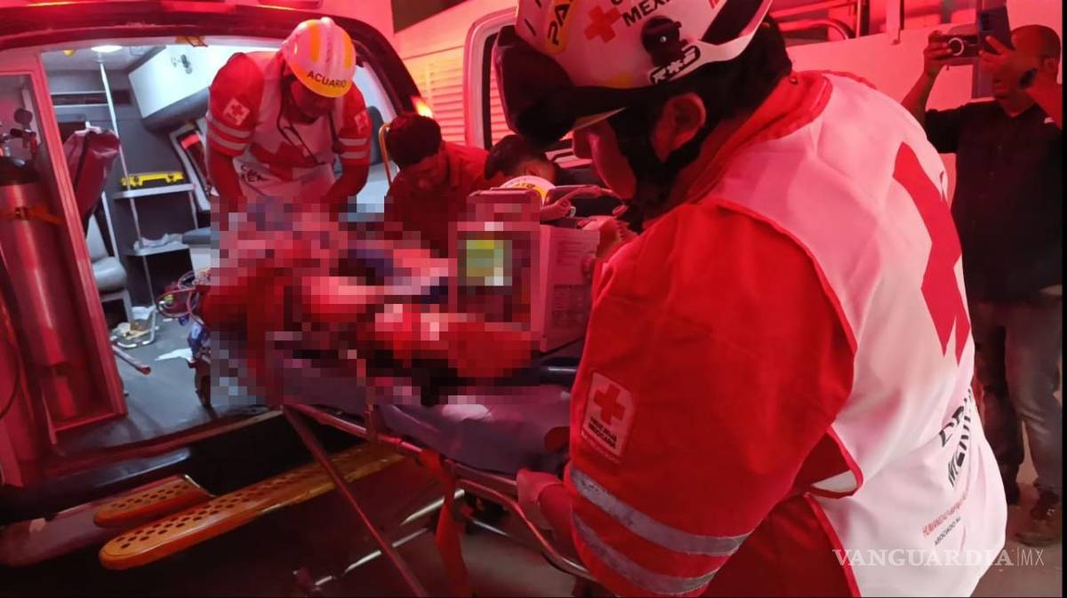 $!Paramédicos de la Cruz Roja brindaron atención prehospitalaria a los ocupantes de un automóvil Dodge que terminó volcado a un costado de la carretera federal, a la altura del ejido El Porvenir.