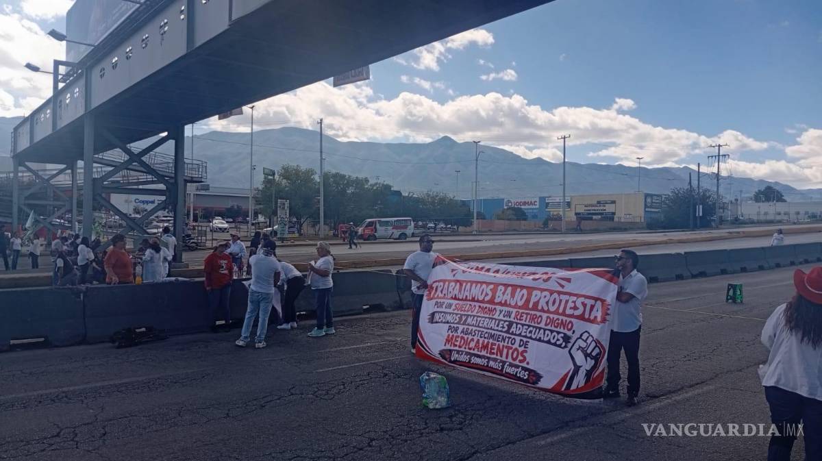 $!El contingente de personal de salud y jubilados se apostó sobre la vialidad para exigir un sueldo digno y la basificación de los trabajadores eventuales.