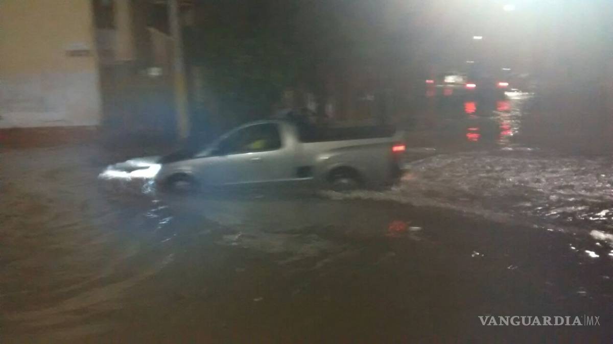$!Fuertes vientos, tormenta eléctrica, lluvia y granizo azotan a Torreón