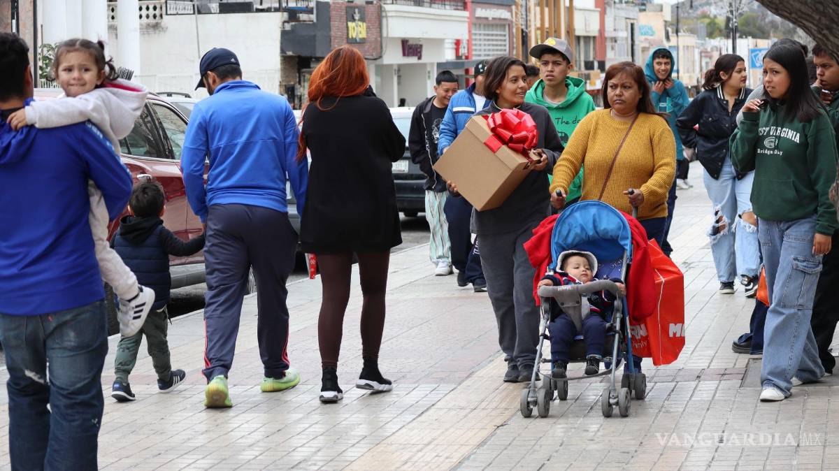 $!Las tiendas de ropa, accesorios y calzado experimentan un aumento en las compras de última hora, con clientes realizando apartados y llevándose productos para las festividades.