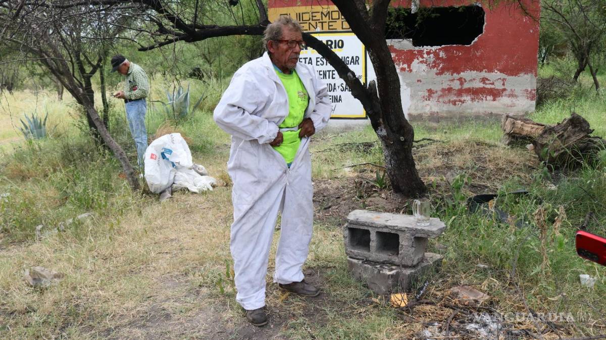 $!Don Goyo se pone su traje blanco de apicultor para mostrar a sus abejas de las que ha aprendido su importancia para la vida.