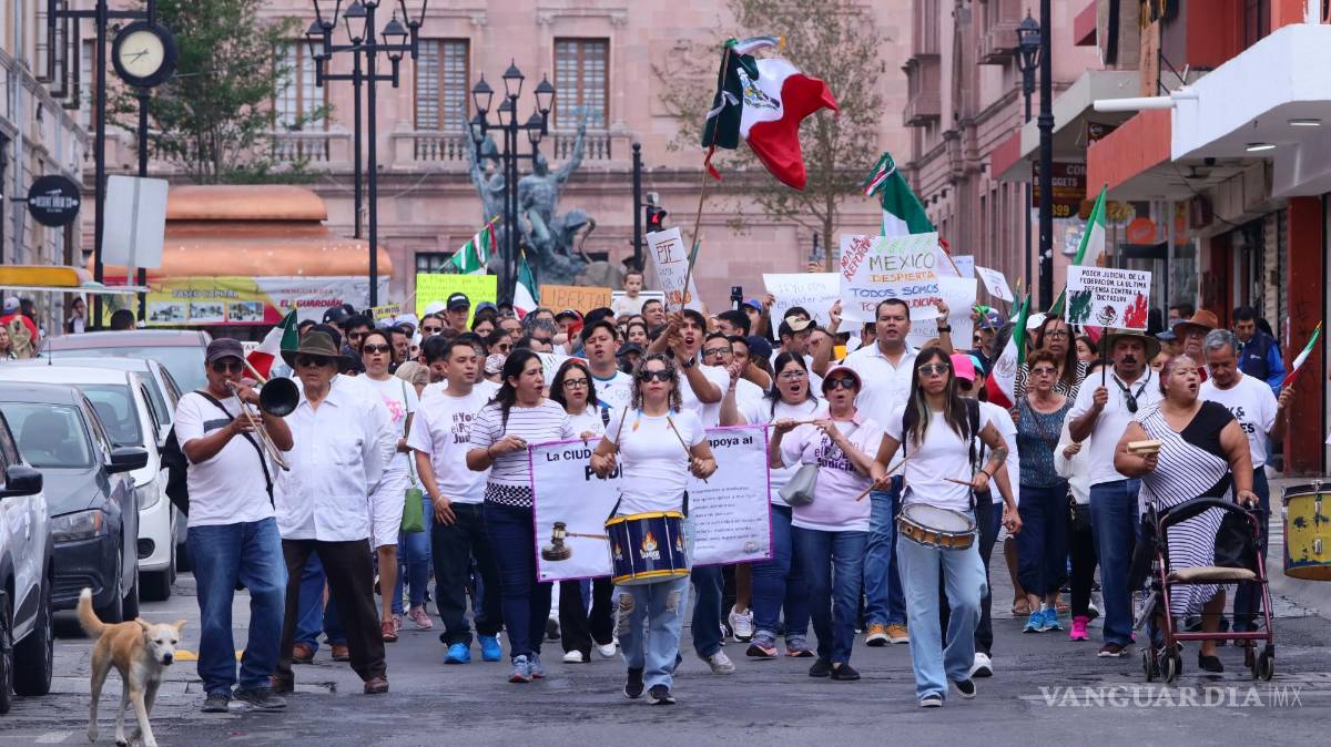 $!A pesar de la lluvia los trabajadores del Poder Judicial se manifestaron en Saltillo.