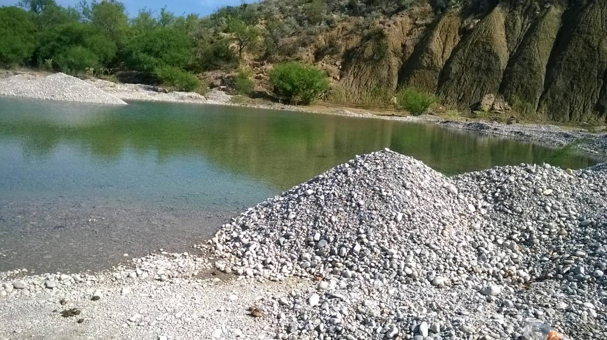 $!Material pétreo extraído del río, una actividad prohibida... en otros países.