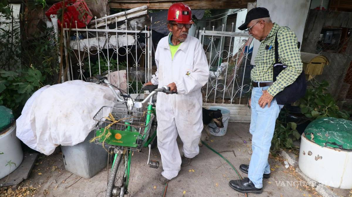 $!Don Goyo sale siempre con su bicicleta y a sus 80 años gusta de recoger abejas. Se ha convertido en apicultor y le gustaría que los estudiantes aprendieran más de las abejas.