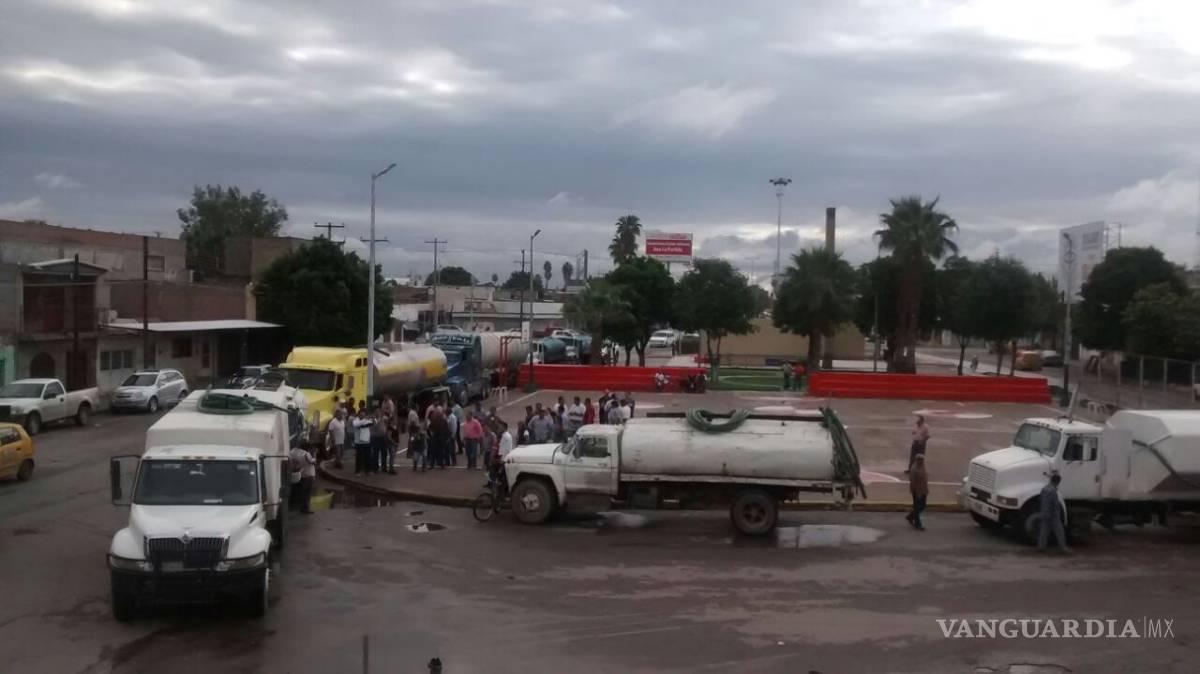 $!Reparten agua con pipas en colonias afectadas por la corriente del Nazas