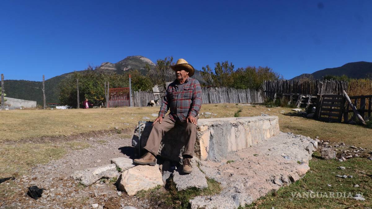 $!Ángel y sus compañeros en La Casita, defendieron el agua del ejido hace tres décadas, hoy temen que el gobierno nuevamente busque arrebatarles lo que les pertenece.