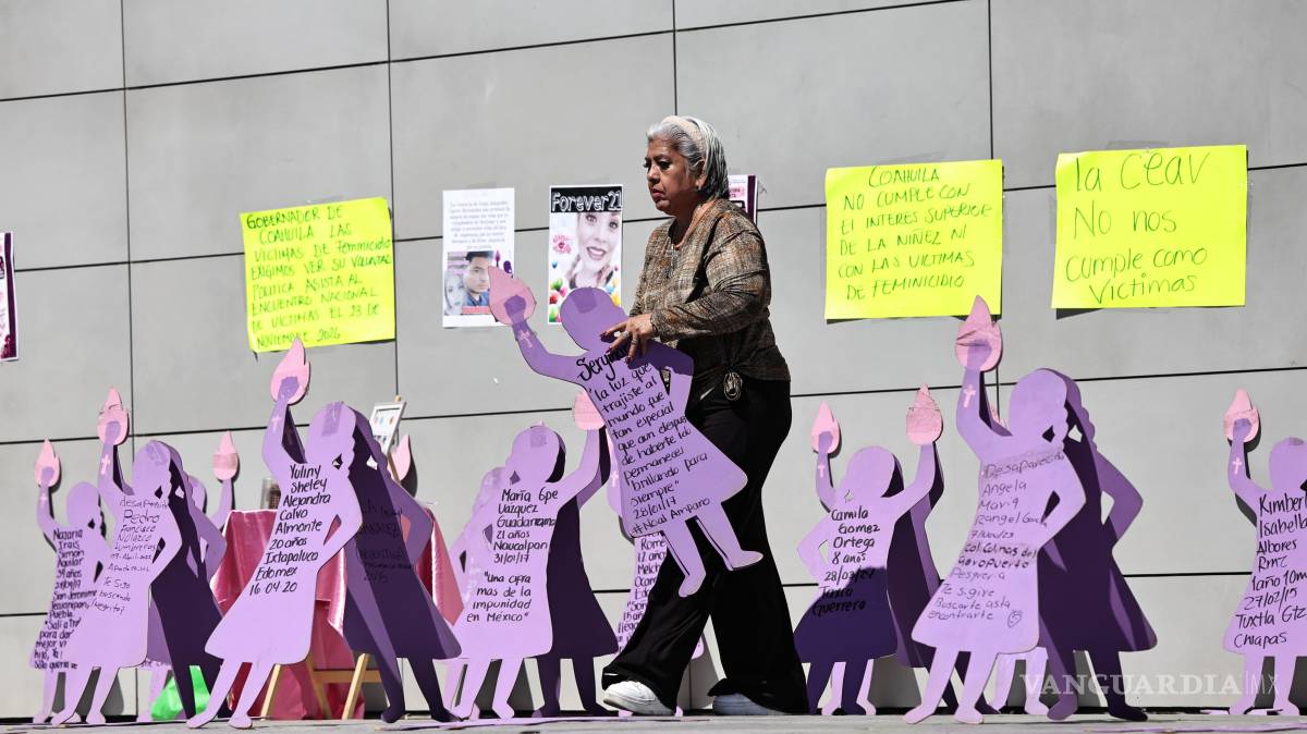 $!Familiares de víctimas de feminicidio y mujeres sobrevivientes de violencia colocaron siluetas moradas con los nombres de mujeres asesinadas en el país.