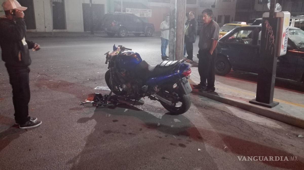 $!Moto se pasa el rojo y provoca choque