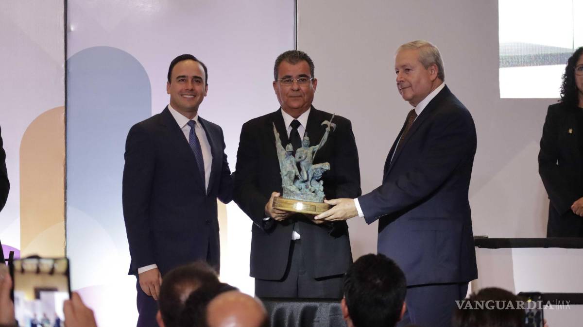 $!El hijo del ex alcalde Eduardo Dávila Garza recibió la presea su hijo José Alejandro, que conmovido recordó el amor de su padre por la familia.