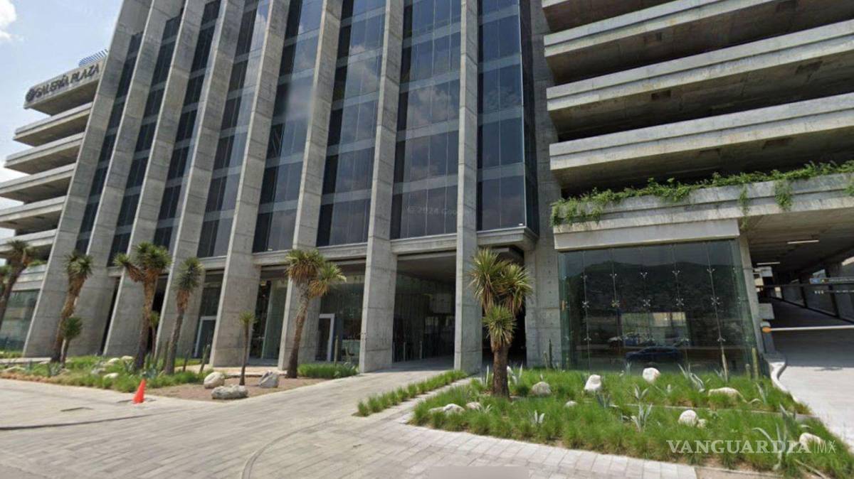 $!La mujer, cuya edad sería de entre los 25 y 30 años, cayó por las escaleras de emergencia desde el piso 14 hasta la planta baja