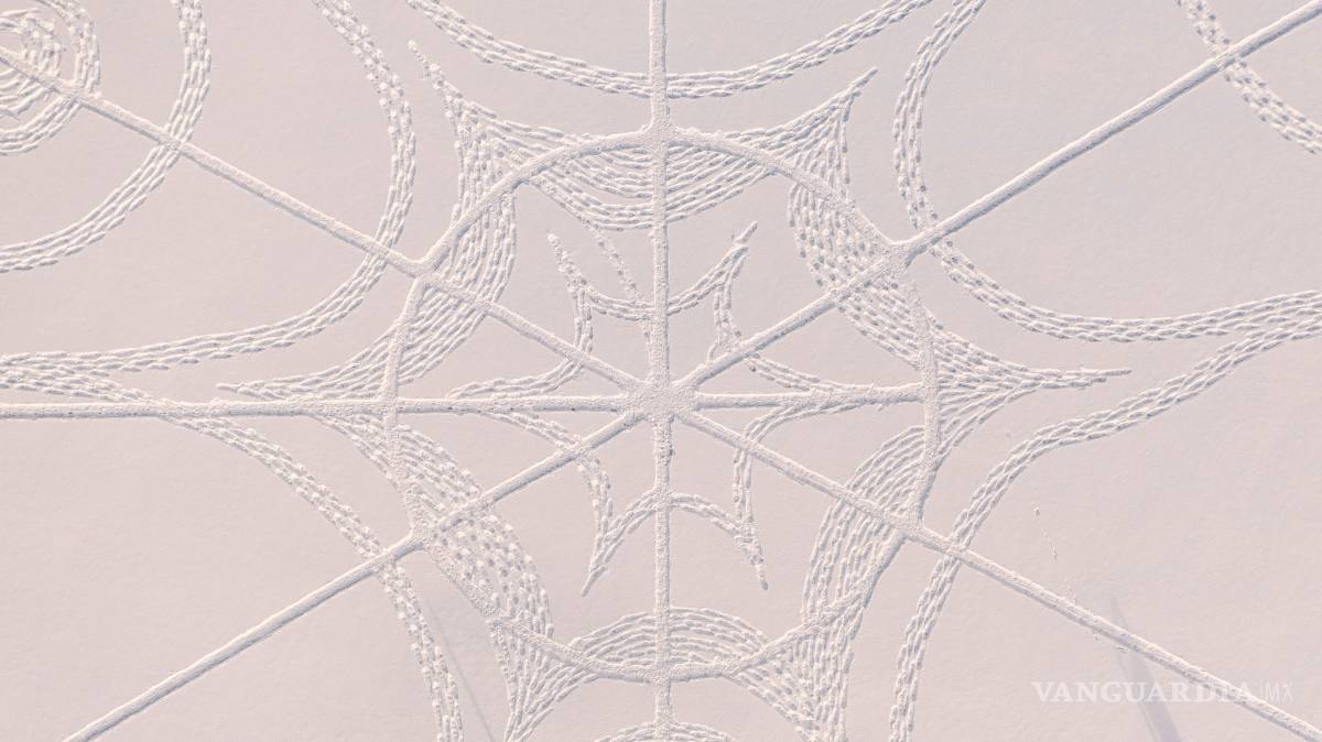 $!Con pisadas en la nieve crean obra de arte en Finlandia