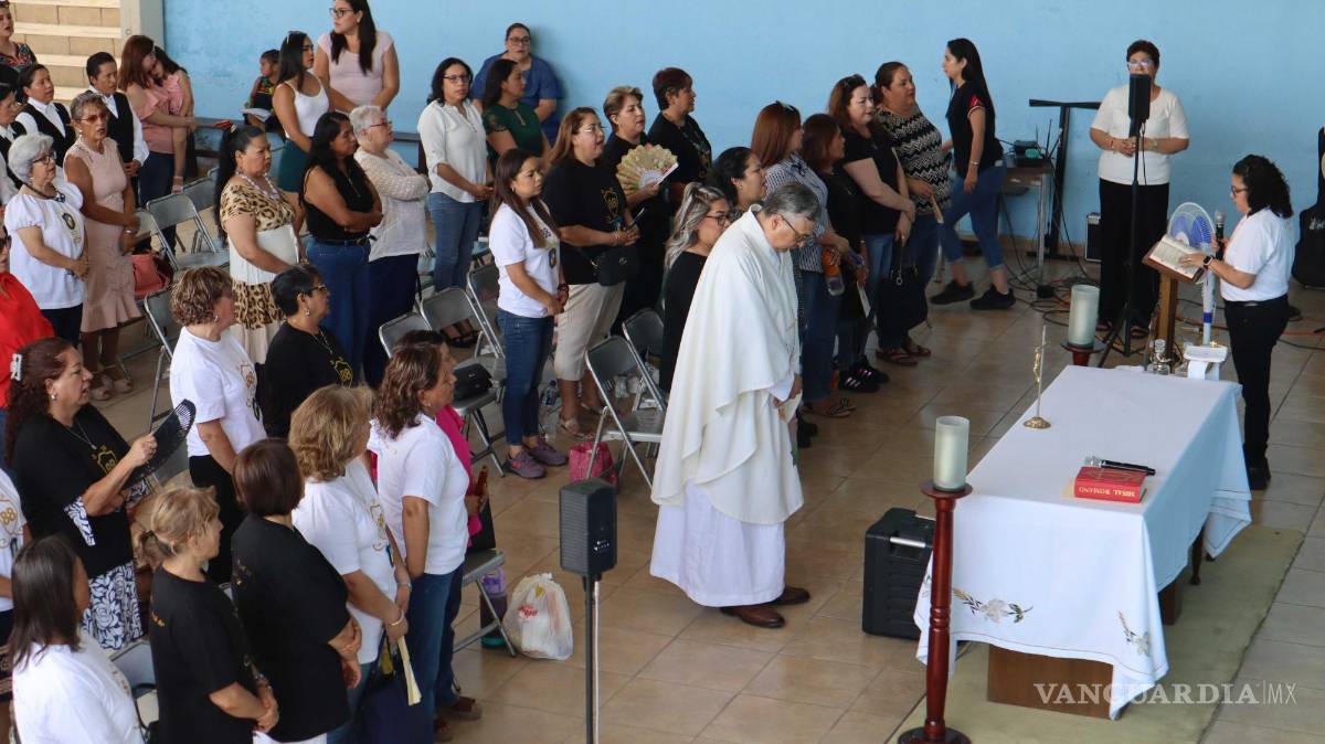 $!El Padre Juan Carlos instó a las exalumnas a mantener vivos los valores del colegio a pesar de su cierre.