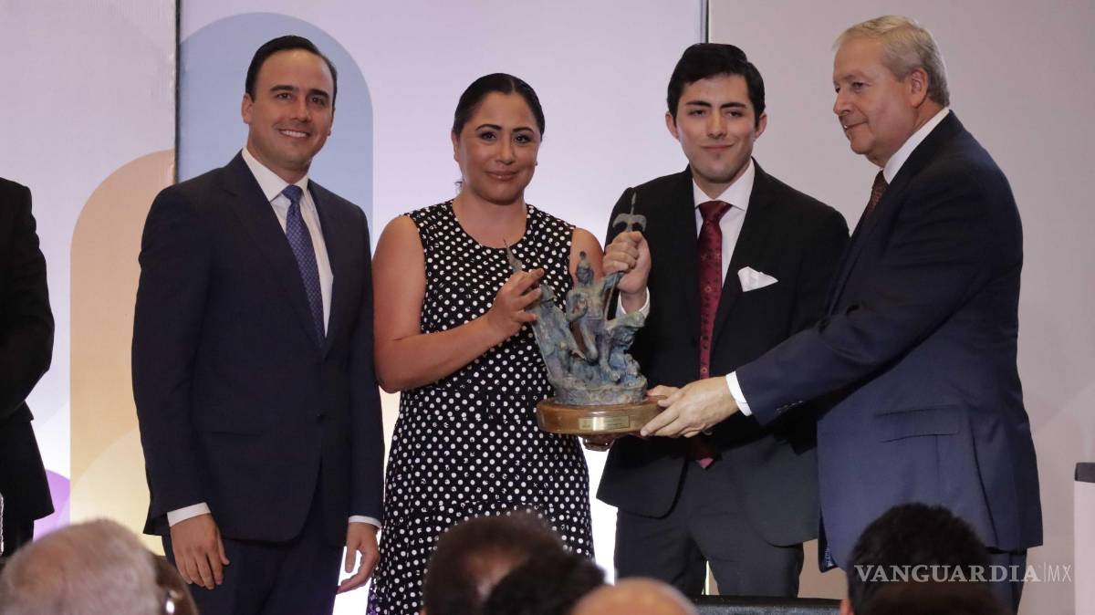 $!En memoria de Armando Guadiana se entregó a su esposa e hijo una presea post mortem para reconocer su labor.