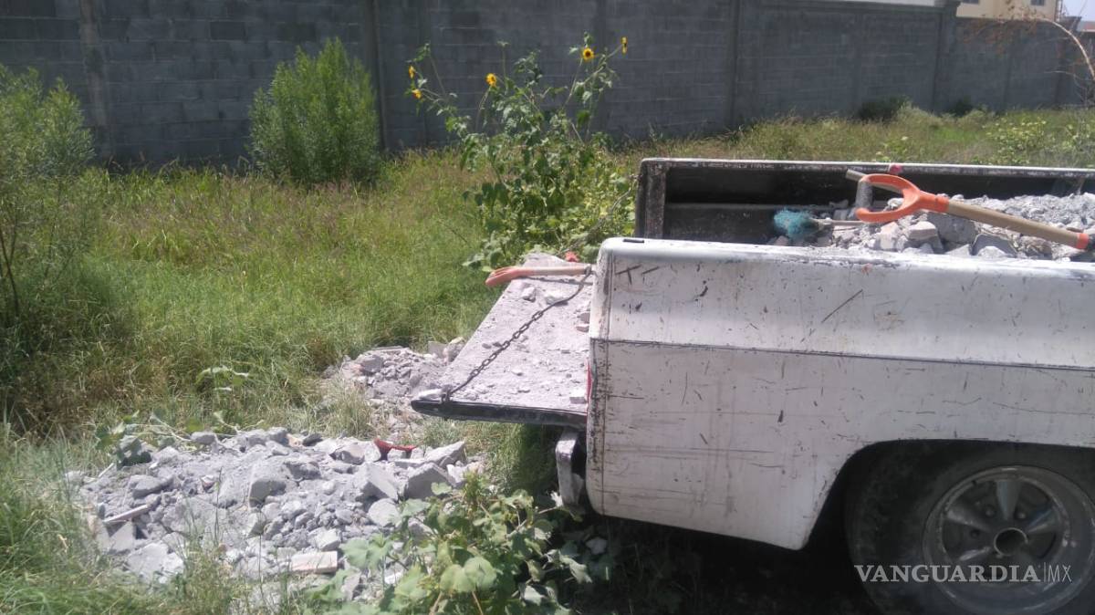 $!Policía Ambiental de Saltillo detiene a persona que tiró escombro en un arroyo