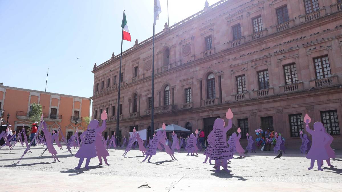 $!Manifestantes colocan 500 figuras de mujeres y niñas en memoria de las víctimas de feminicidio.