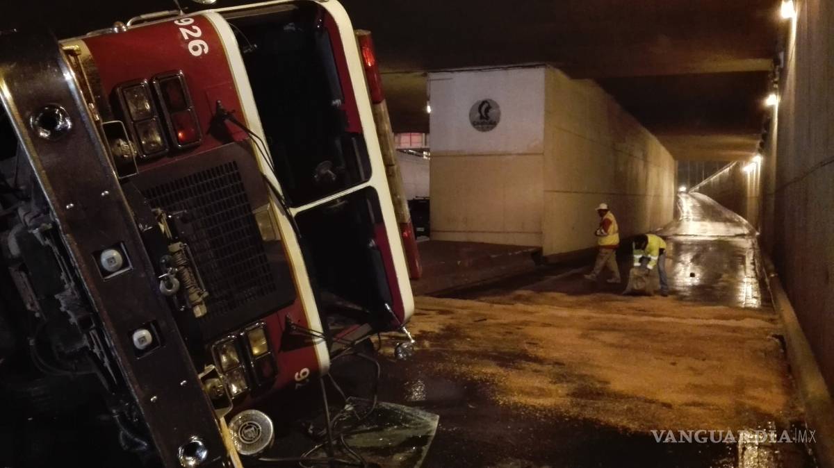 $!Imprudencia provoca volcadura de bomberos en Saltillo