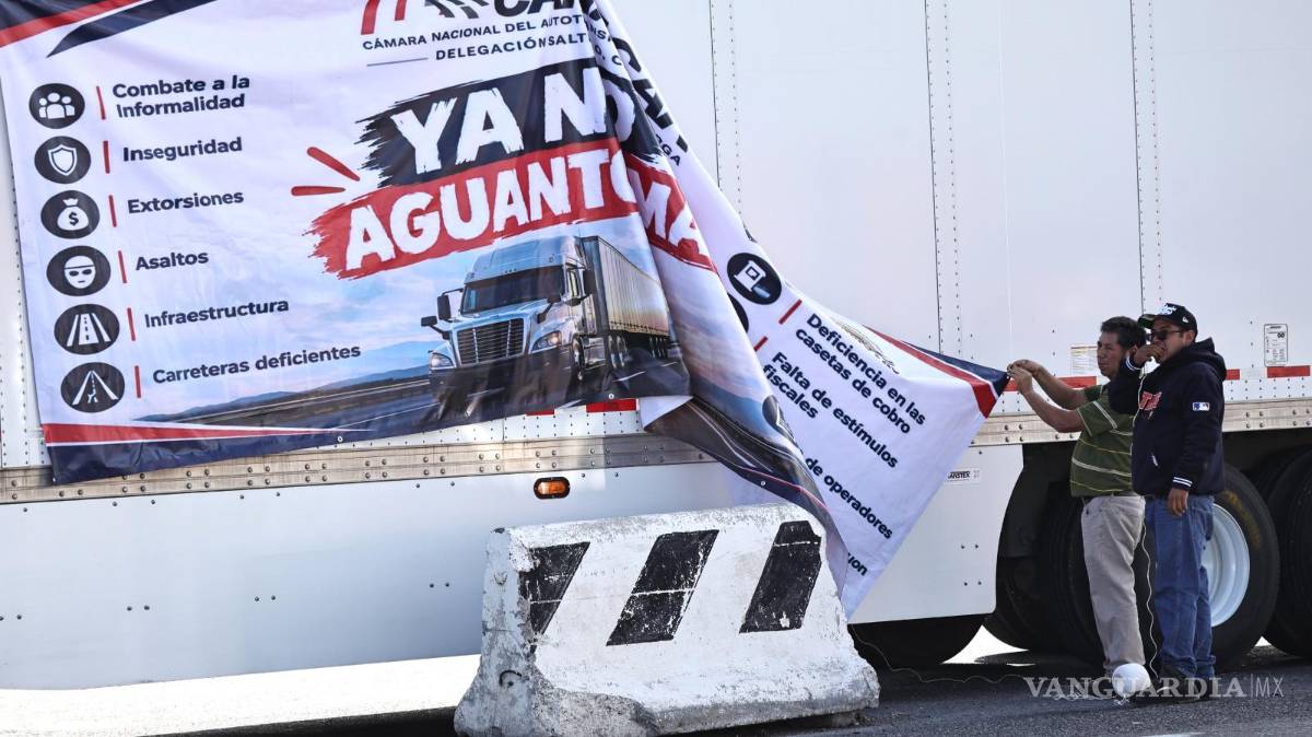 $!Los manifestantes piden mejorar las condiciones de las carreteras y ampliar los lectores en las casetas para agilizar el tránsito del transporte de carga.