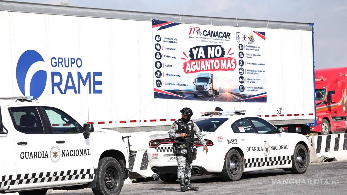 $!Transportistas colocaron lonas en sus unidades para visibilizar las demandas del sector y exigir soluciones a la inseguridad en las carreteras.