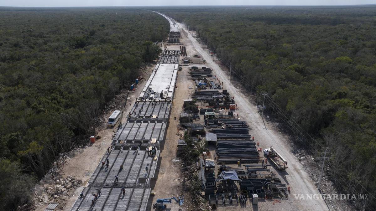 $!Operarios construyen la vía para el Tren Maya, cerca de Playa del Carmen. Cuando está completado, el tren de alta velocidad recorrerá la península del Yucatán.