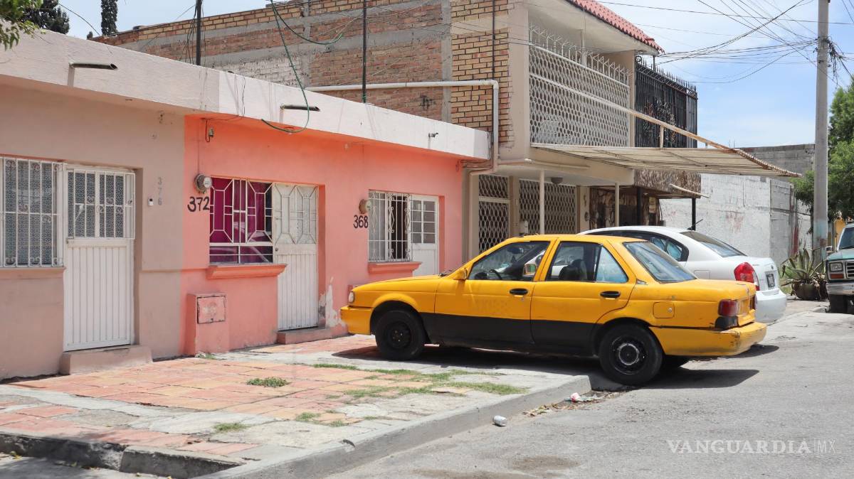 $!Es común ver que los automovilistas limitan la movilidad de los peatones por estaciones vehículos en las banquetas.