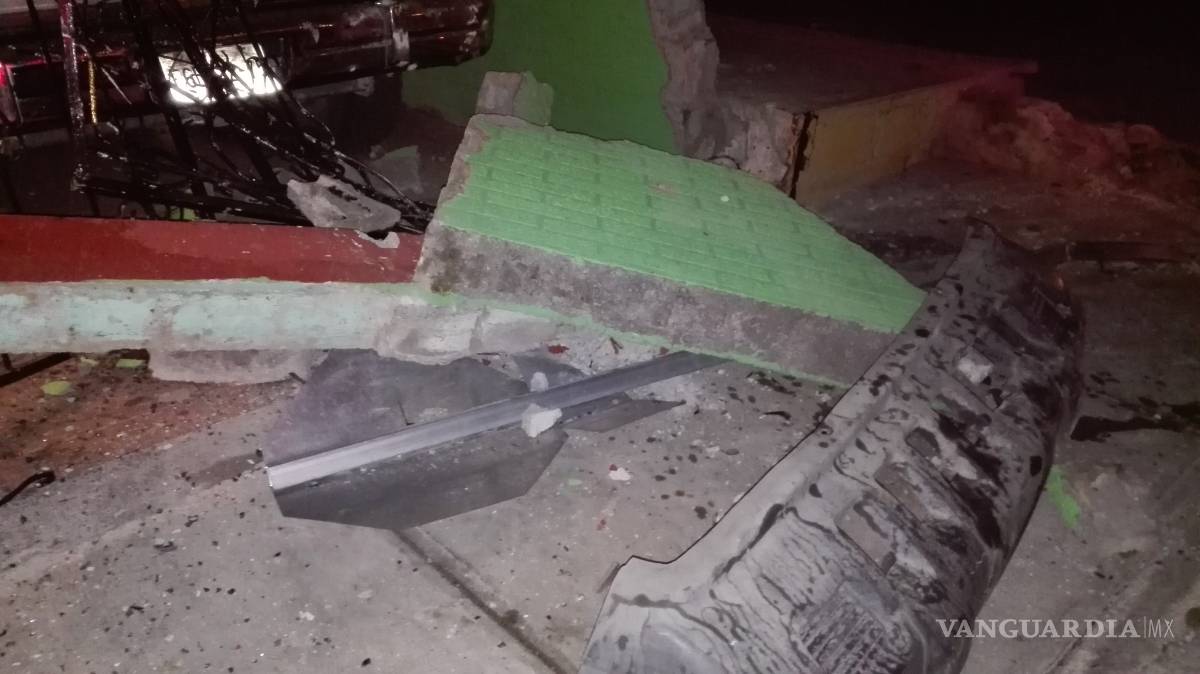 $!Auto tumba fachada y huye