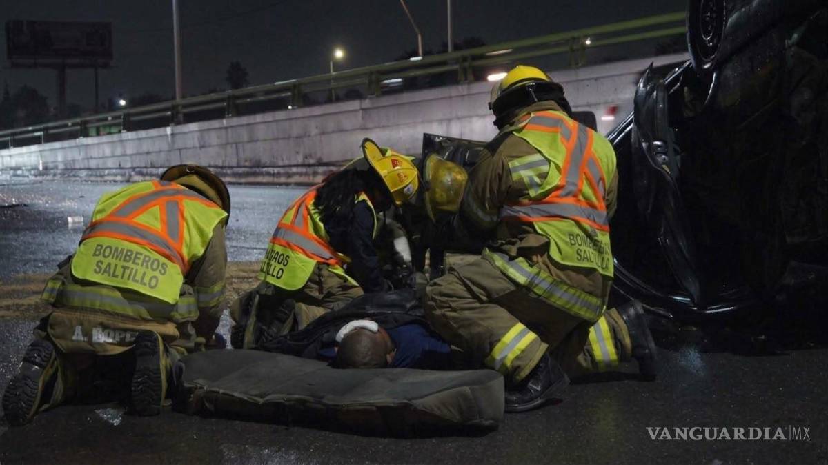 $!Bomberos auxiliaron al conductor, quien en un inicio fue reportado como atrapado dentro de la unidad.