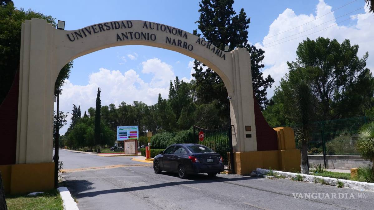 $!Algunos empleaados y profesores dudaron si meter sus vehículos, esto ante el riesgo de estallar la huelga y no poder sacarlos.