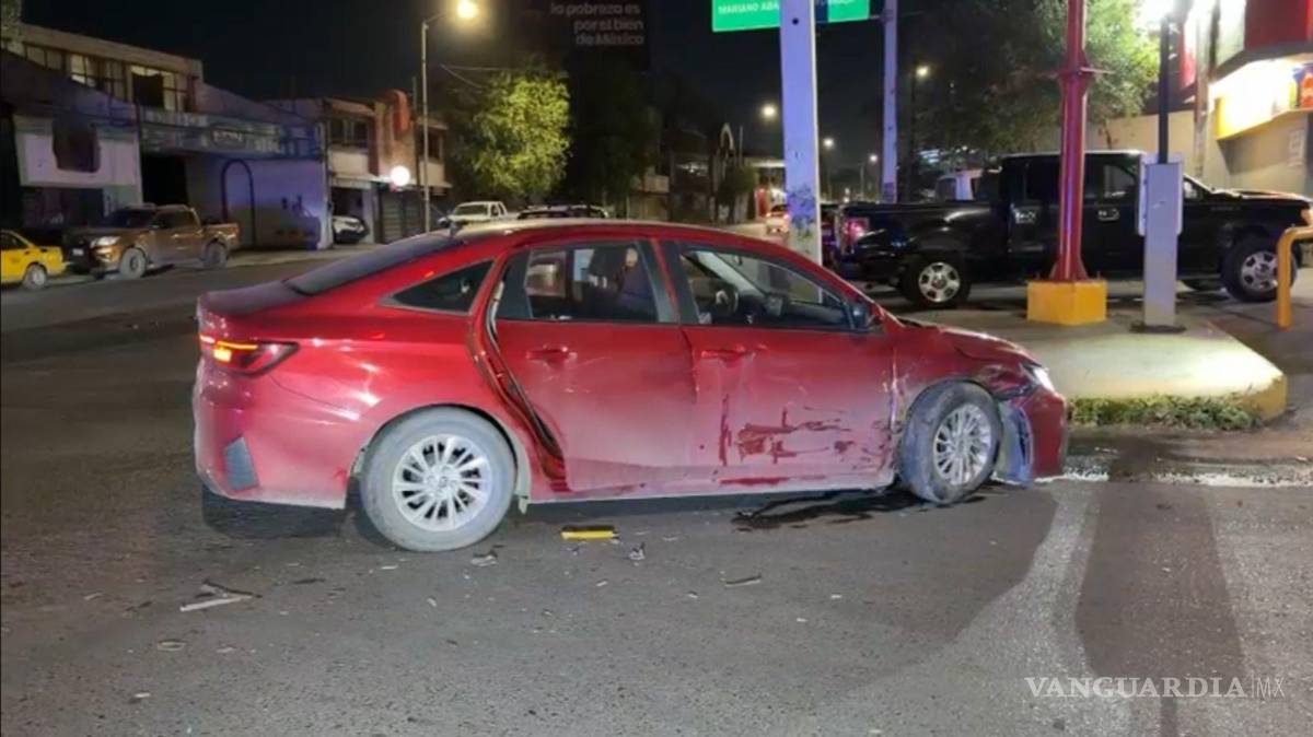$!Testigos que se encontraban en la zona señalaron que el conductor del automóvil rojo fue quien no respetó la señalización del semáforo, lo que derivó en el impacto en pleno cruce vial.