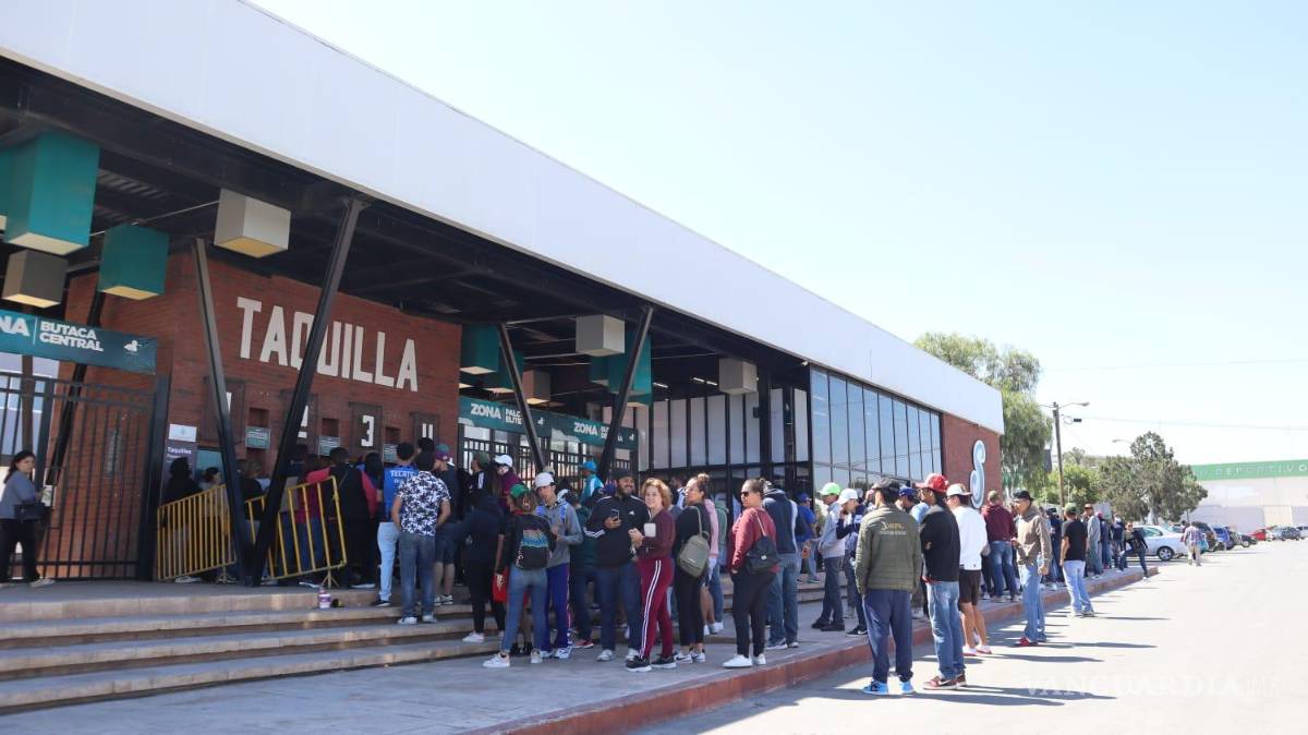 $!Cientos de fans haciendo fila para comprar su boleto.