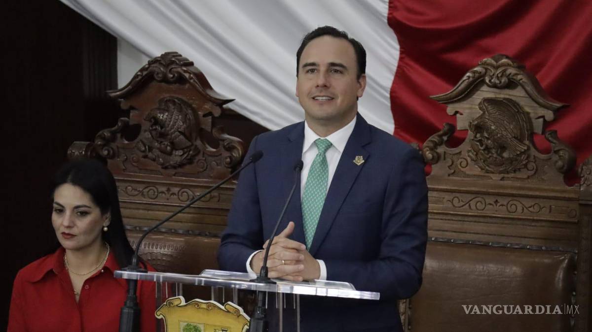 $!El gobernador Manolo Jiménez Salinas compartió anécdotas de su infancia en la UAAAN durante la ceremonia de reconocimiento.