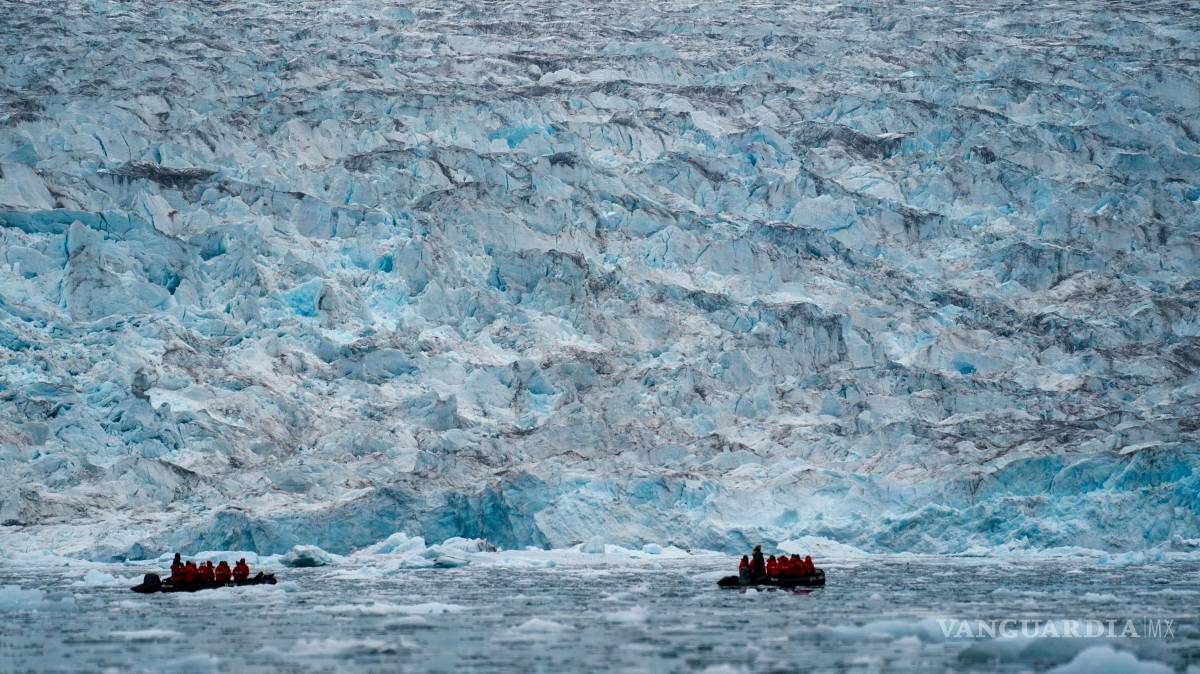 $!Dos grupos de la compañía turística Poseidon Expeditions observan un glaciar en Scoresby Sund, Groenlandia, el 7 de septiembre de 2023.
