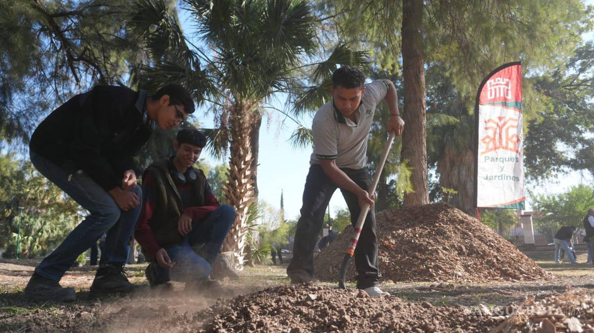 $!Los estudiantes participaron activamente en la plantación y cuidado inicial de los árboles, reforzando su educación ambiental.