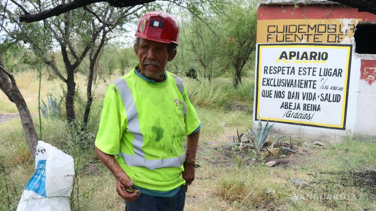 $!Gregorio Ramírez, Goyo, a la entrada de su apiario donde pide que se respete a las abejas que dan vida y salud.