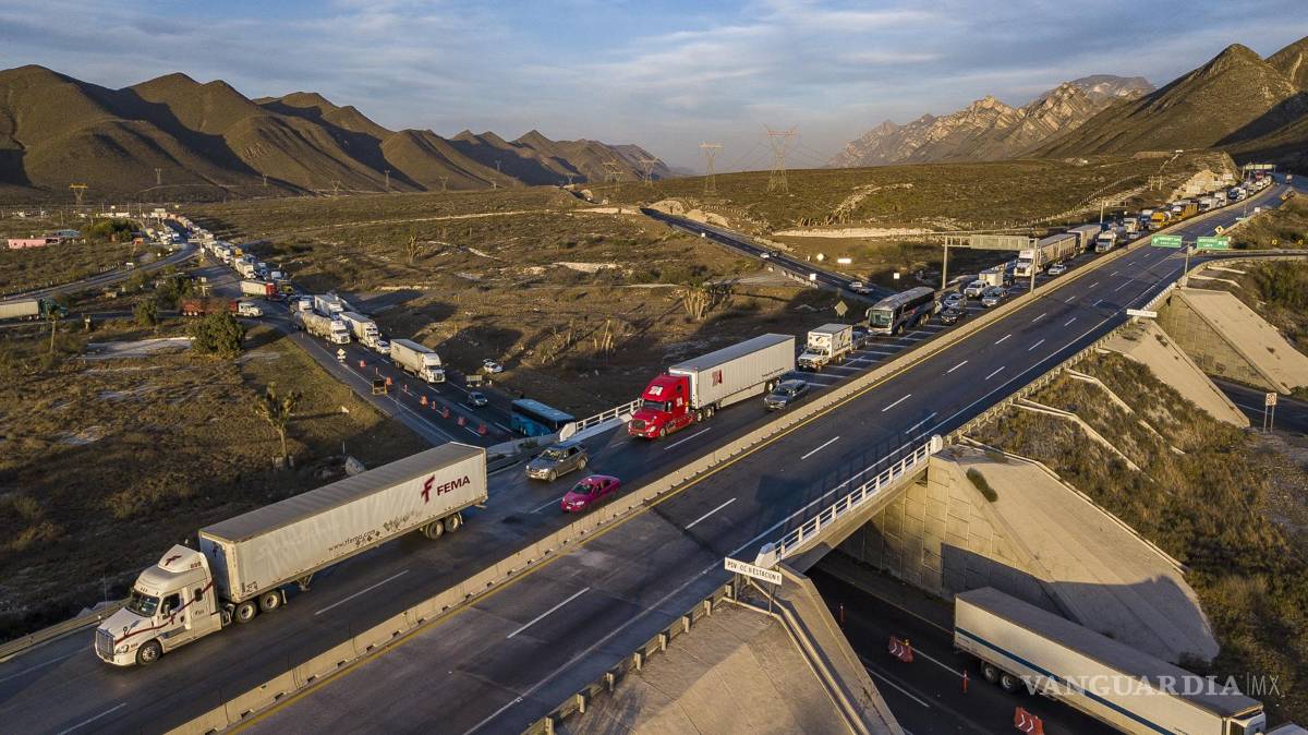 $!Los congestionamientos carreteros por un accidente o un cierre por mal clima interrumpen el flujo de transporte de productos y mercancías.