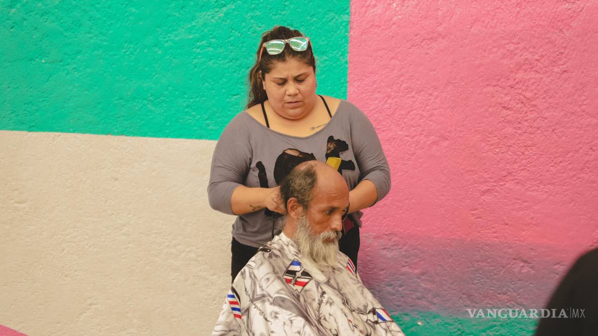 $!Un baño, un plato de comida y una revisión médica hacen la diferencia.