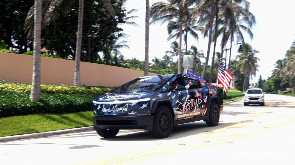 $!Un Cybertruck participa en una manifestación en apoyo a Donald Trump cerca de la casa del expresidente en el club Mar-a-Lago en West Palm Beach, Florida.