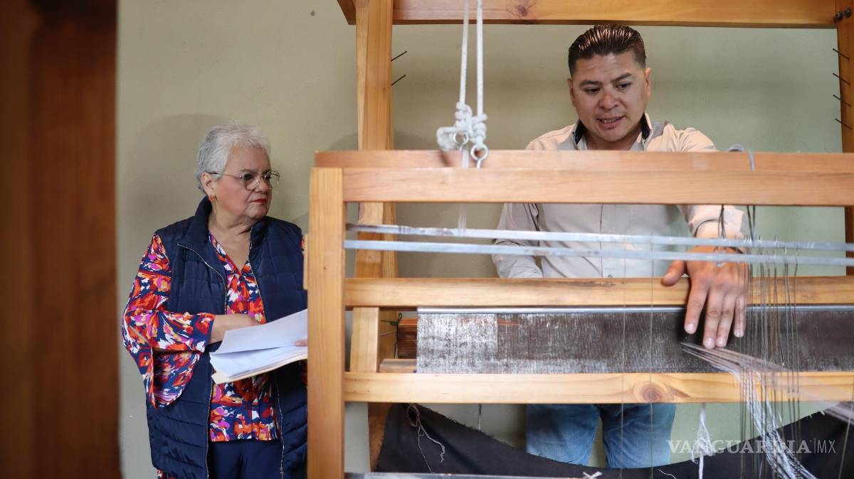 $!La Secretaria ofreció un recorrido que incluyó una muestra de la manufactura de un sarape.