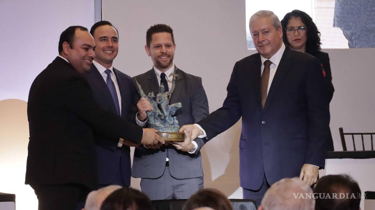 $!El rector Giovanni de la Peña, izquierda, recibió a nombre de la UANE la presea.