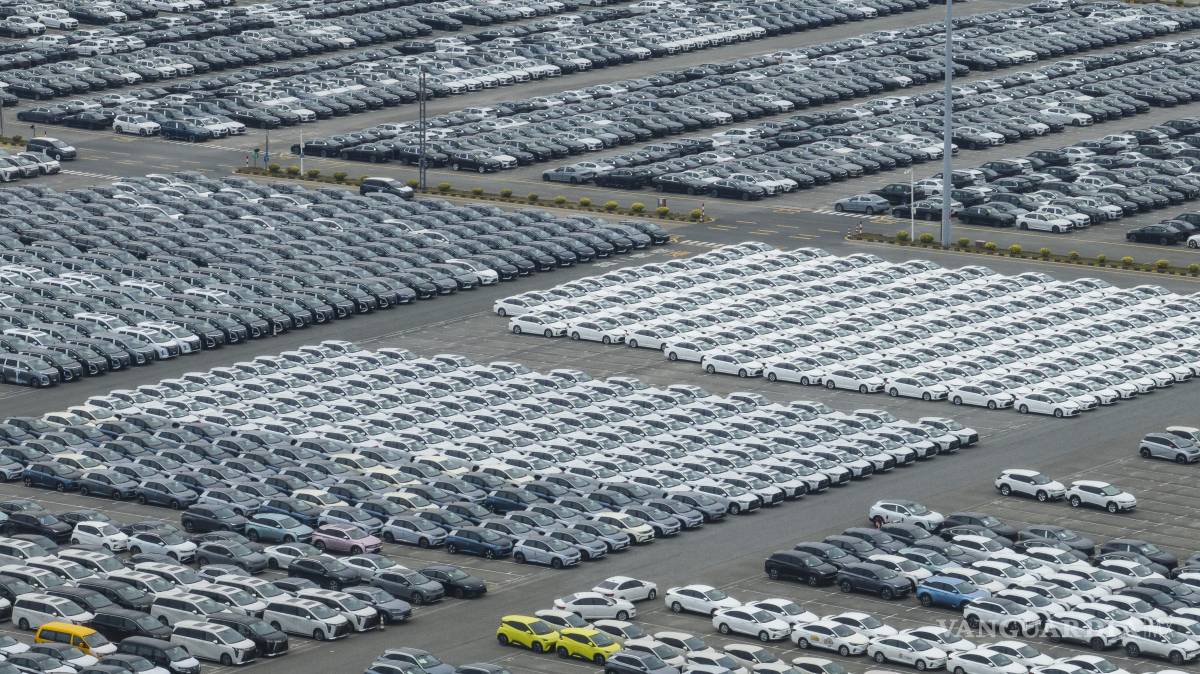 $!Autos nuevos en los lotes de la zona de importación y exportación de vehículos de Nansha en Cantón, China. Jinping se enfrentarse a la mayor prueba de su liderazgo